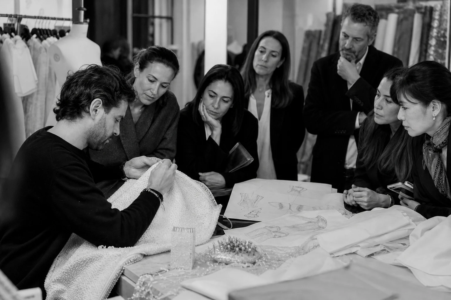 Atelier de moda y siluetas de alta costura.